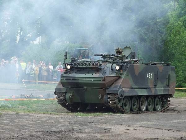 Les véhicules M113 peuvent accueillir deux membres d'équipage et 11 passagers. Image gracieusement fournie par Vytauto.